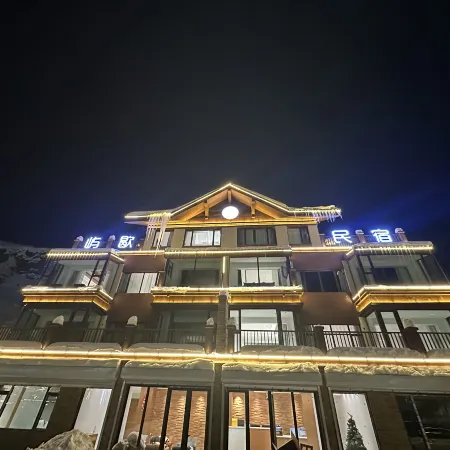 Altay Yuxie Homestay (Jiangjun Mountain International Ski Resort) Отели рядом с достопримечательностью «Скидный лагерь в Алтае, Синьцзян»