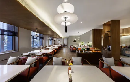 Qianna Hotel (Chifeng Songshan Government Songshan Wanda Plaza)