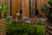 Yunting Huashe Garden Luxury Hotel (at Puzhehei Village Entrance Bus Station