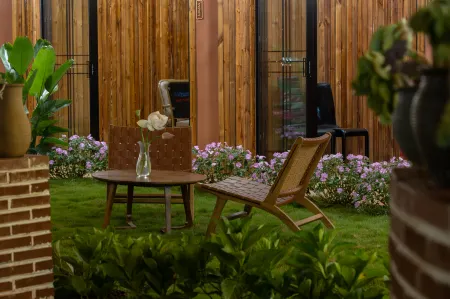 Yunting Huashe Garden Luxury Hotel (at Puzhehei Village Entrance Bus Station