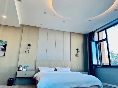 Arong DC Theme Hotel