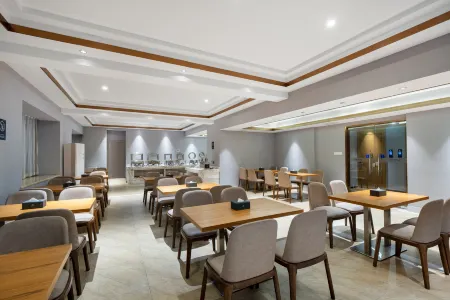 Canary Hotel Отели рядом с достопримечательностью «Liuzu (Six Ancestors) Temple»