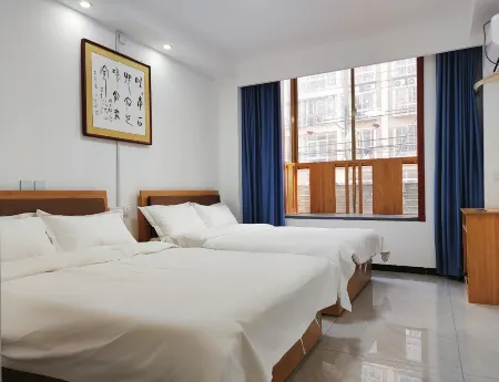 Guofeng Express Hotel (Shenqiu Railway Station No. 2 High School) Отели в г. Шэньцю