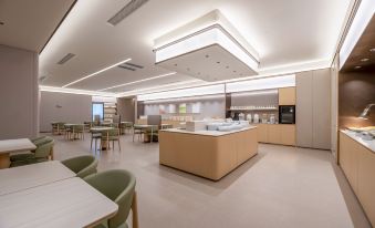 J Hotel (Wuhu Fantawild Government Culture Center Branch)