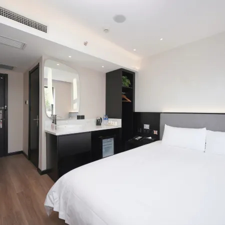 Ibis Hotel (Beijing Shichahai Gulou Street Metro Station) Отели рядом с достопримечательностью «Хоухай»