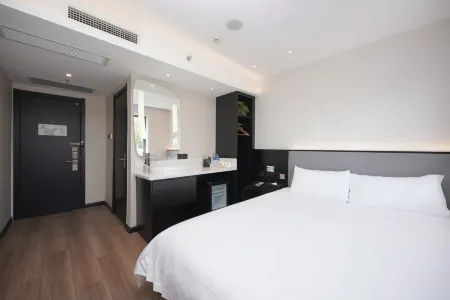 Ibis Hotel (Beijing Shichahai Gulou Street Metro Station) Отели рядом с достопримечательностью «Jinghang Canal Jishuitan Port»