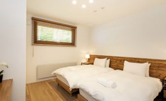 a room with two beds , one on the left side and the other on the right side of the room at Birchwood Chalet