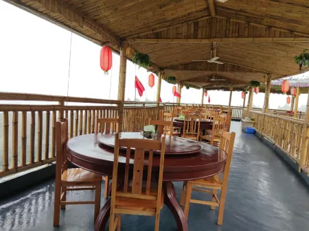 Yunwu Guesthouse Отели рядом с достопримечательностью «Sitting Dragon Gorge Scenic Area»