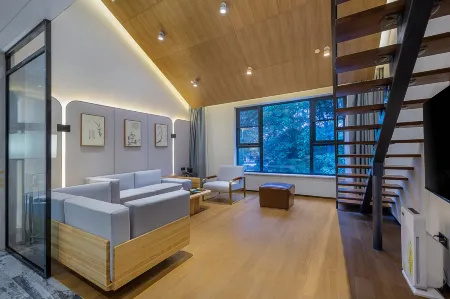 Joying - Beautiful Stay in the Hometown of the Book Saint