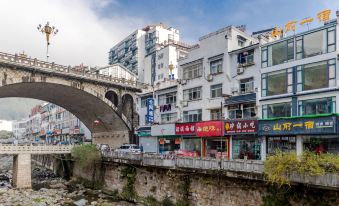 A bed and breakfast in front of Huangshan Mountain