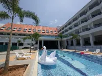 Pacific Regency Beach Resort, Port Dickson - С бассейном