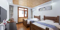 Floral Hotel · Mountain Whisper Hotel（Shennongjia Wooden fish store） - Acogedora Habitación De 2 Camas