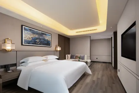 RoyalRae ZhongYiPengAo Hotel