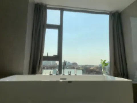 Vienna International Hotel (Guigang Guest World Plaza Gangnan Center)