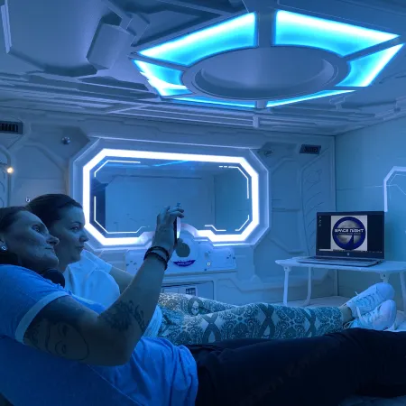 Space Night Capsule Hotel Отели рядом с достопримечательностью «Центр Леголенд Дискавери»