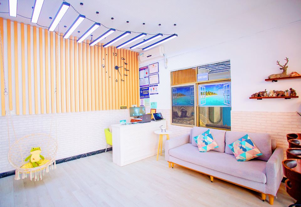 싼야 하이탕구 해변의 서핑 모습