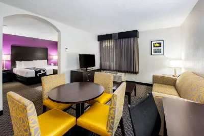 La Quinta Inn & Suites by Wyndham Fort Lauderdale Tamarac فنادق في Tamarac