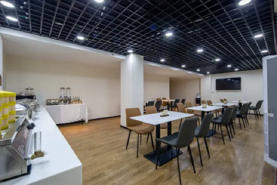 City Comfort Inn Hotel (Nanning Yongning District Government) Отели рядом с достопримечательностью «Guangxi University of Chinese Medicine (Xianhu Campus)»