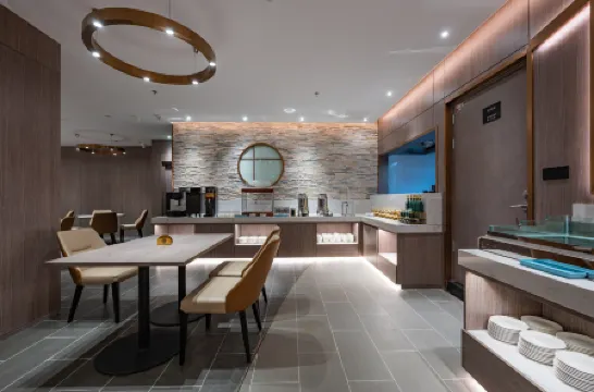 PALACE Hotel (Beijing Zhongguancun Suzhou Street Branch) Отели рядом с достопримечательностью «Summer Palace»