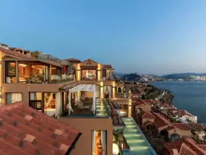 Designer Lake View Holiday