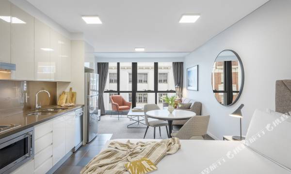 Meriton Suites Adelaide Street