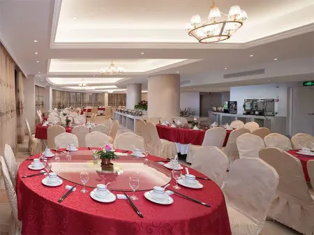 Vienna Hotel (Ganzhou Xinfeng High Speed Railway West Station) Отели рядом с достопримечательностью «Chenyi Square»