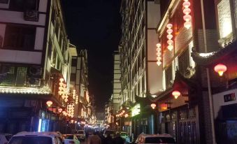 Qianfu Constellation Hotel (Zhangjiajie Hourong Food Street Store)