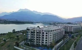 Huajian Resort Hotel (Emeishan High-speed Railway Station Exiu Lake Sightseeing Branch)