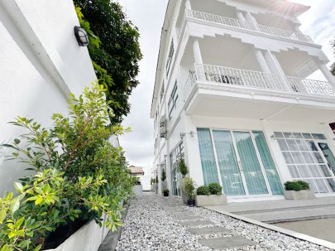 เดอะไวท์เฮ้าส์ ราชมรรคา