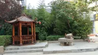 Huayi E-sports Hotel (Fengxian Bus Station)