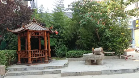 Huayi E-sports Hotel (Fengxian Bus Station) Отели в г. Фэнсянь