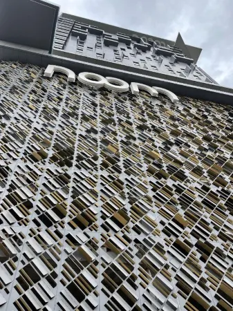 Noom Hotel Abidjan Plateau Отели рядом с достопримечательностью «Католическа катедрала на Абиджан»