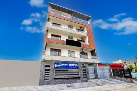 Radiant Blu Hotel Отели рядом с достопримечательностью «Radha Krishan Park»