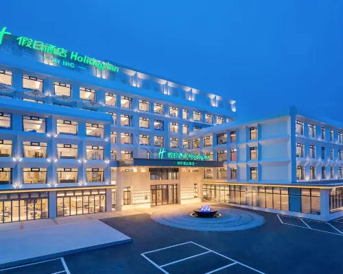 Holiday Inn Jinan Daming Lake Отели рядом с достопримечательностью «Озеро Пяти драконов»
