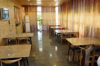 Crescent Moon Spring Zichenju Homestay (Mingsha Mountain and Crescent Moon Spring Scenic Area) - พร้อมอาหารเช้า