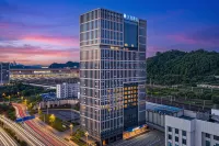 HanTing Hotel (Guiyang North Railway Station East Square) - parking