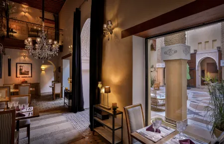 Karawan Riad Отели рядом с достопримечательностью «Аль-Карауин»