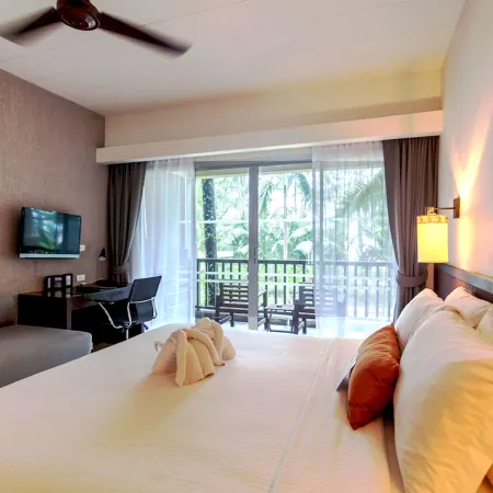 Southsea Khaolak Beach Resort Отели рядом с достопримечательностью «Коралловый мыс»