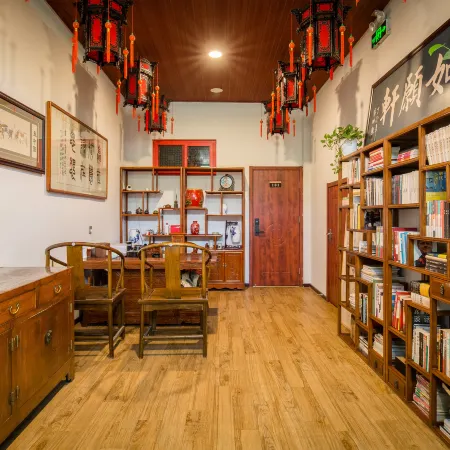 Rongfu Laozhai Hotel Close to Shichahai Scenic Area , Nanluogu Lane and Forbidden City Отели рядом с достопримечательностью «Хоухай»