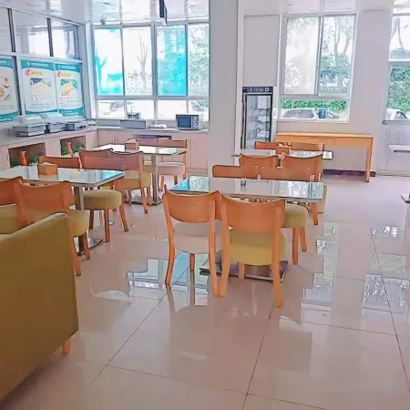 Watson Holiday Hotel (Jurong Renmin Road Gexian Lake Park)