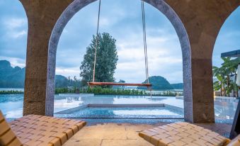 Puzhe Heishui Yueshan 270 ° Borderless Swimming Pool C Lake View Hotel