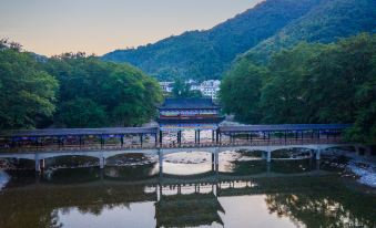 Fan Retreat · Riverside View Boutique Inn (East Gate, Mount Fanjing)