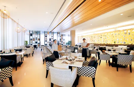 Classic Kameo Hotel & Serviced Apartment, Rayong Отели рядом с достопримечательностью «Wat Map Ta Phut»