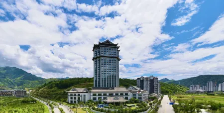 Tianyuan Mingyue Hotel Отели рядом с достопримечательностью «She People Ancient City»