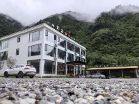 Shanyunli Hot Spring Homestay Hotels in Zhonggu Village/Mugecuo