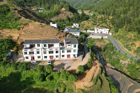Chongyi Shangbao Terraces are transported to accommodation
