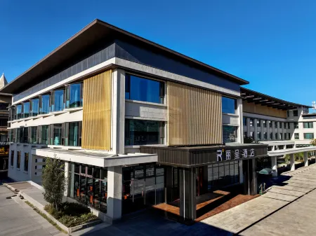 Rezen Hotel Отели рядом с достопримечательностью «Nalati Raspberry Town»