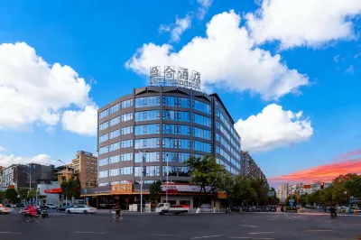 潮州市盈合酒店（潮州古城牌坊街店） 鄰近韓公別趙子雕塑的酒店