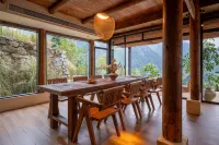 Front Yard Back Yard Snow Mountain Hot Spring Homestay (Hailuogou Glacier Forest Park) - bar