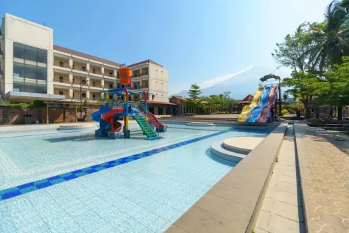 RedDoorz Resort Premium @ Sangkan Hurip Kuningan Hotels in Beber